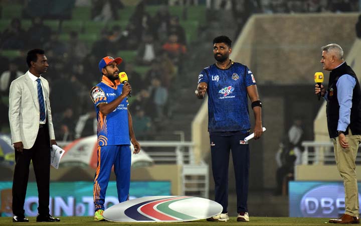 টস জিতে ফিল্ডিংয়ে ঢাকা ক্যাপিটালস